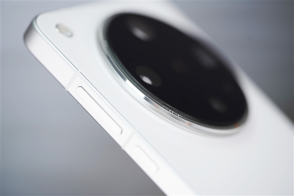 線上賭場：第一款真正適郃女生的Ultra！OPPO Find X8 Ultra圖賞